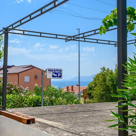 With King Bed And Free Parking, 200m From Sea
