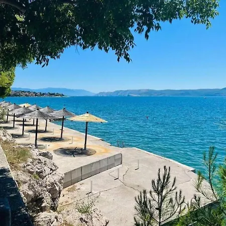 With King Bed And Free Parking, 200m From Sea *