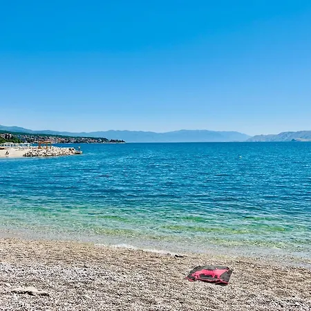With King Bed And Free Parking, 200m From Sea Crikvenica