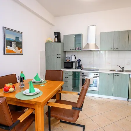 With King Bed And Free Parking, 200m From Sea Crikvenica