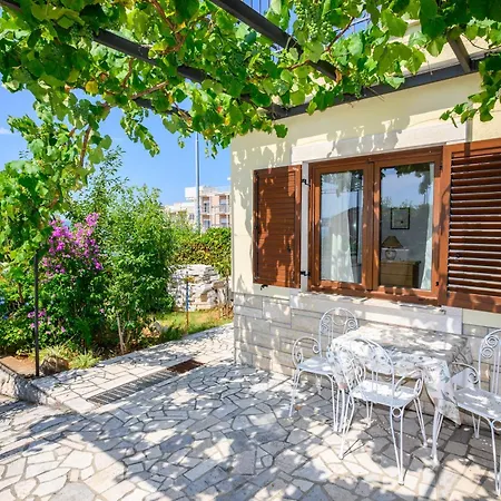 With King Bed And Free Parking, 200m From Sea