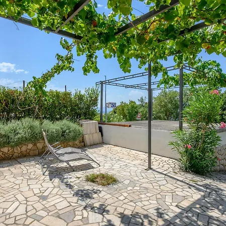With King Bed And Free Parking, 200m From Sea Crikvenica