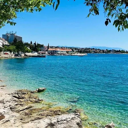 With King Bed And Free Parking, 200m From Sea *