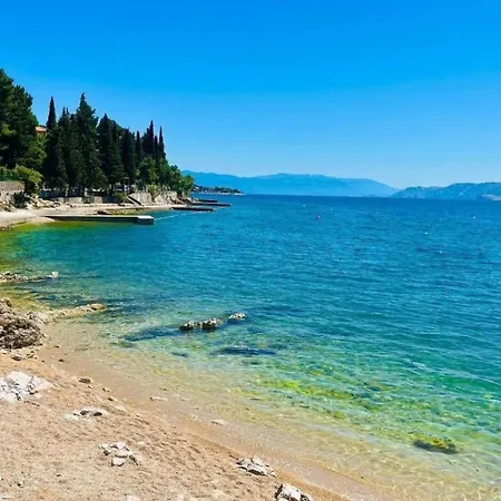 With King Bed And Free Parking, 200m From Sea Crikvenica