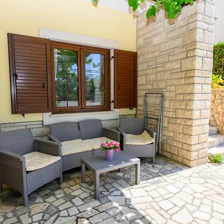 With King Bed And Free Parking, 200m From Sea Apartment Crikvenica