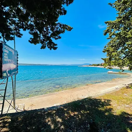 With King Bed And Free Parking, 200m From Sea Crikvenica