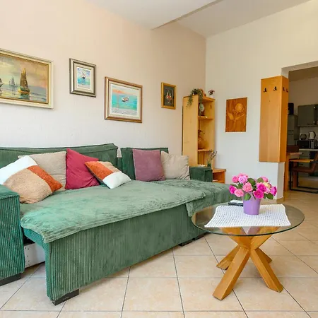 With King Bed And Free Parking, 200m From Sea * Crikvenica