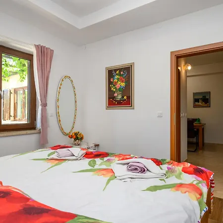 With King Bed And Free Parking, 200m From Sea Apartamento