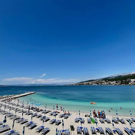 Apartment With King Bed And Free Parking, 200m From Sea *