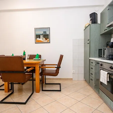 With King Bed And Free Parking, 200m From Sea Apartamento