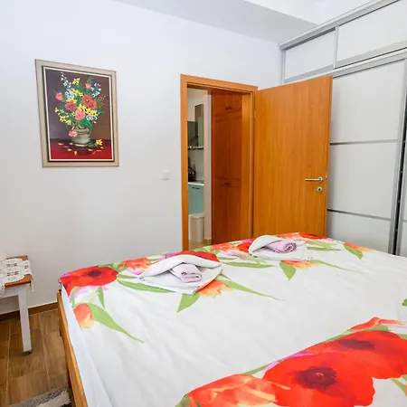 With King Bed And Free Parking, 200m From Sea Crikvenica