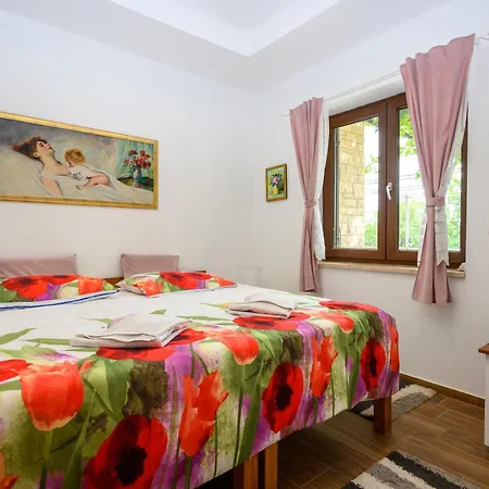 With King Bed And Free Parking, 200m From Sea Crikvenica