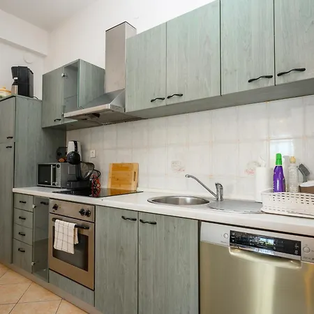 With King Bed And Free Parking, 200m From Sea Apartment *