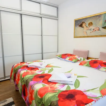 With King Bed And Free Parking, 200m From Sea Apartment Crikvenica