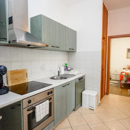 Apartment With King Bed And Free Parking, 200m From Sea *