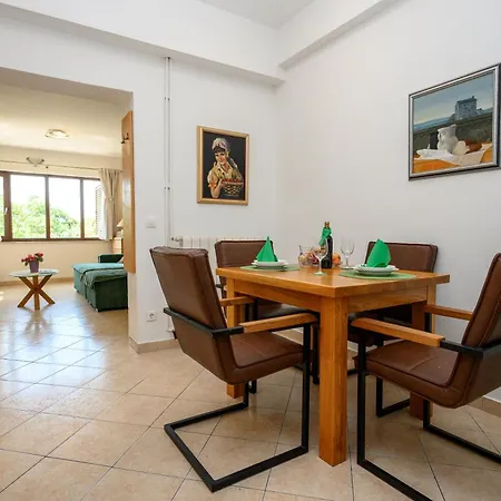 With King Bed And Free Parking, 200m From Sea Apartment