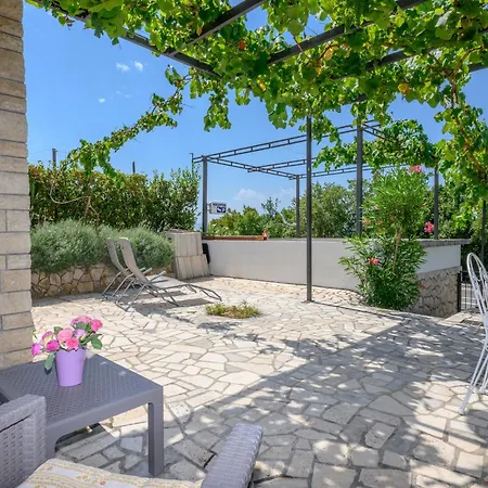 With King Bed And Free Parking, 200m From Sea *