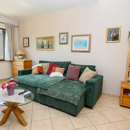 Apartment With King Bed And Free Parking, 200m From Sea *