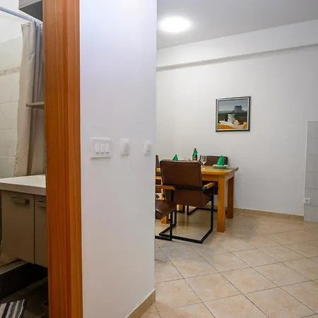 With King Bed And Free Parking, 200m From Sea Apartment *