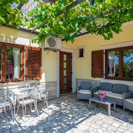 With King Bed And Free Parking, 200m From Sea