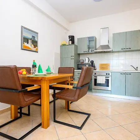 With King Bed And Free Parking, 200m From Sea Apartment *